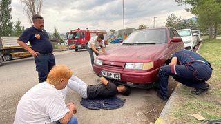 Karabük'te sürücüsü il dışında olan otomobilin motoruna giren kedi yavrusu kurtarıldı