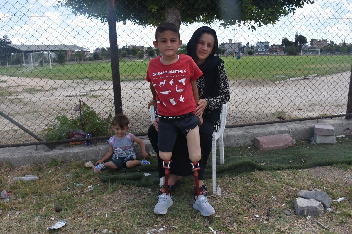 Adana'da 8 yaşındaki Muhammed protez bacaklarına kavuştu