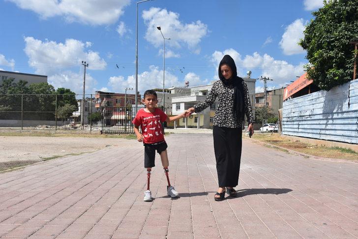 Adana'da 8 yaşındaki Muhammed protez bacaklarına kavuştu G2