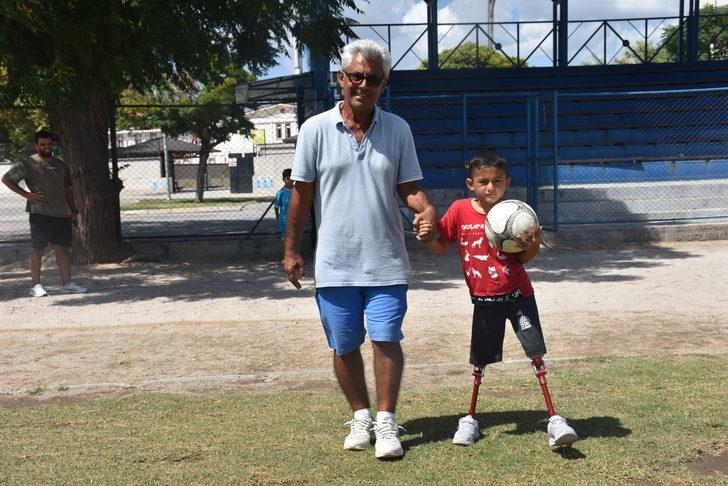Adana'da 8 yaşındaki Muhammed protez bacaklarına kavuştu G3