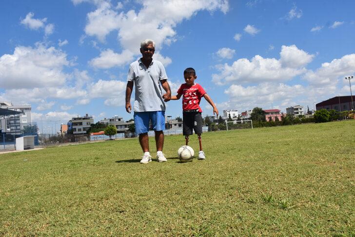 Adana'da 8 yaşındaki Muhammed protez bacaklarına kavuştu G4