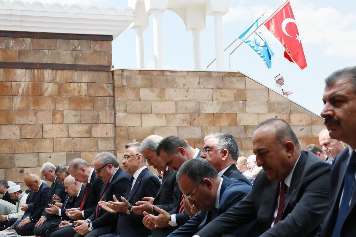 Cumhurbaşkanı Erdoğan, cuma namazını Malazgirt'te kıldı