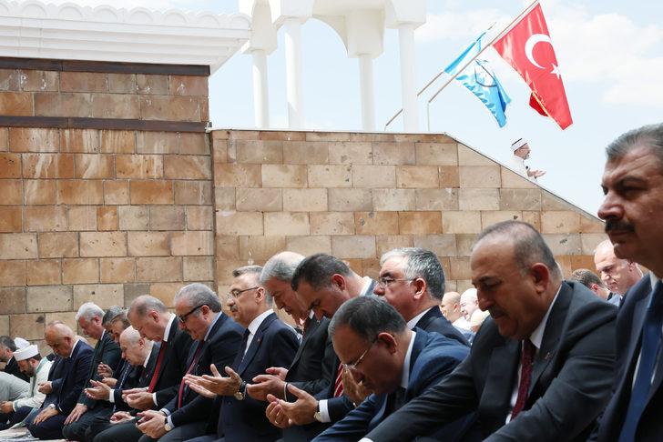 Cumhurbaşkanı Erdoğan, cuma namazını Malazgirt'te kıldı G1