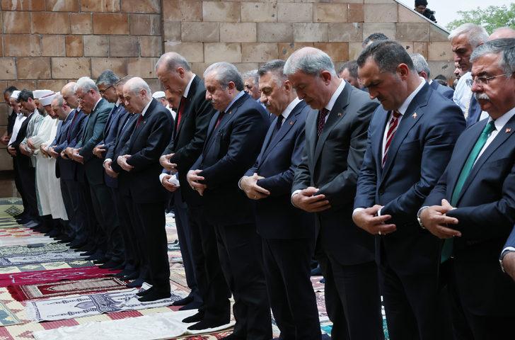 Cumhurbaşkanı Erdoğan, cuma namazını Malazgirt'te kıldı G3