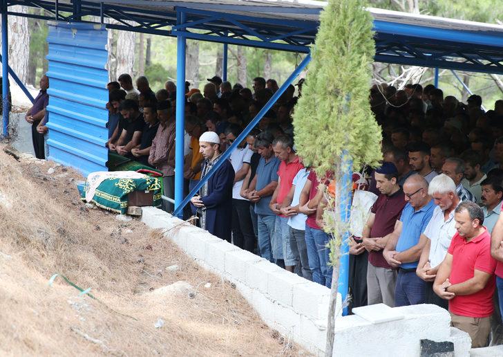 Antalya'da trafik kazasında ölen anne ile kızı defnedildi G1