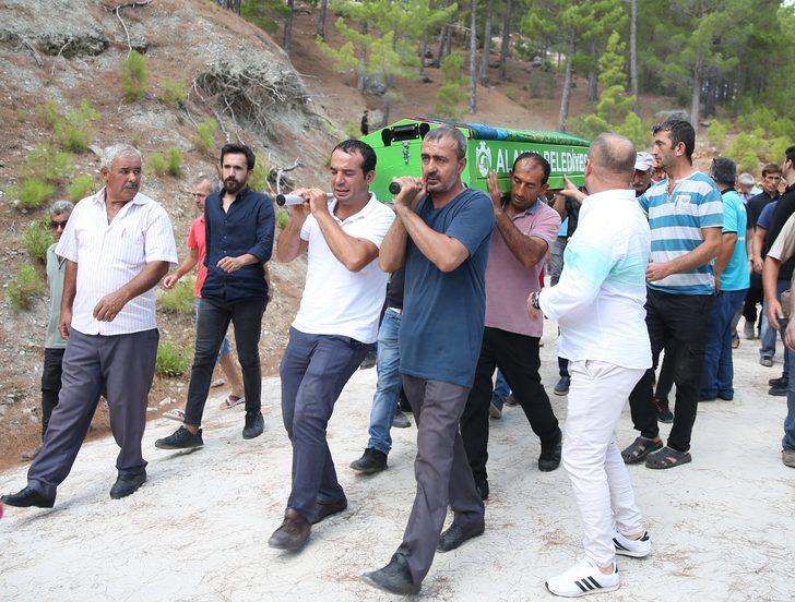 Antalya'da trafik kazasında ölen anne ile kızı defnedildi G3