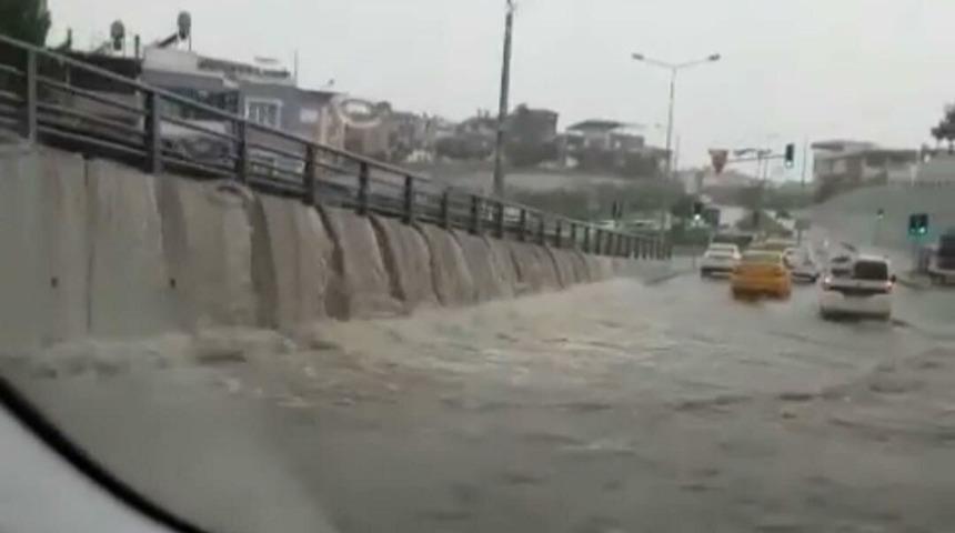 Sağanak yağış İzmir'i esir aldı! Dere taştı, yollar göle döndü...