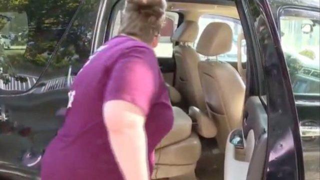 Arabasının arka koltuğunda yarı çıplak baygın halde yatan adamı görünce şoke oldu! “Gördüklerime anlam veremedim”