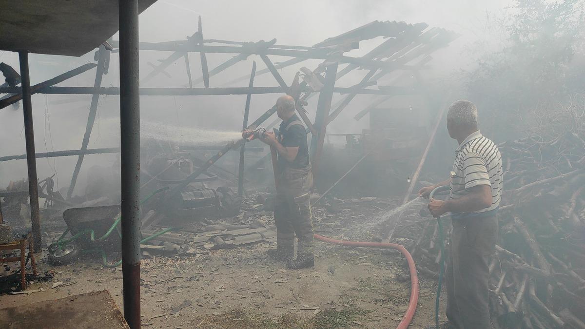 Bursa'da samanlıktaki yangında trakt&ouml;r ve tarım aletleri yandı
