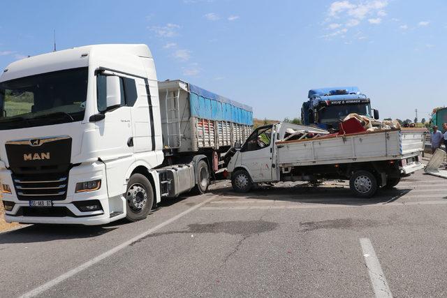 Samsun'da emniyet şeridinde tıra çarpan kamyonetteki 2 kişi yaralandı