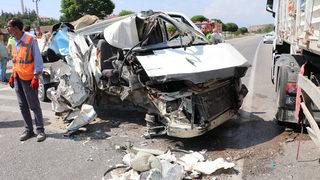 Samsun'da emniyet şeridinde tıra çarpan kamyonetteki 2 kişi yaralandı