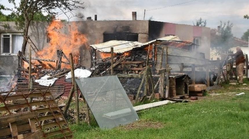 Sinop’ta odun deposu alevlere teslim oldu