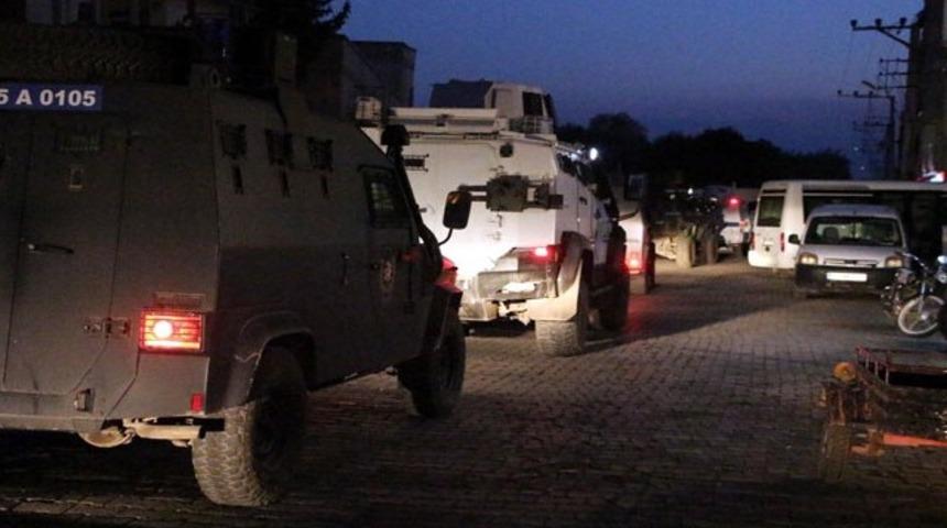 Polis aracının geçişi sırasında patlama