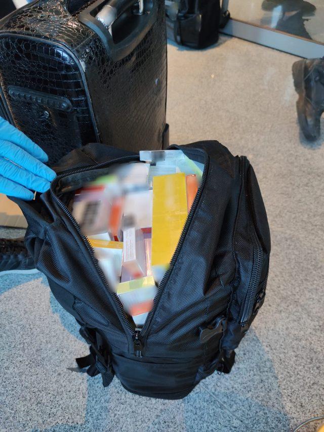 Dalaman'a inen uçaktaki 49 yolcunun valizinden 75 bin 740 paket elektronik sigara kartuşu çıktı