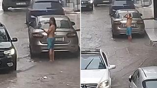 Şaşkına çeviren görüntü! Sel suyunda şampuanla yıkandı