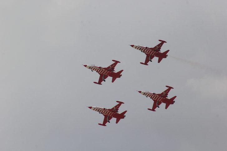 Türk Yıldızları Afyonkarahisar'da gösteri uçuşu yaptı G3