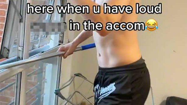 Komşularının ilişki sesinden rahatsız oldu! Onları uyarmak için sopayla camlarına vurdu