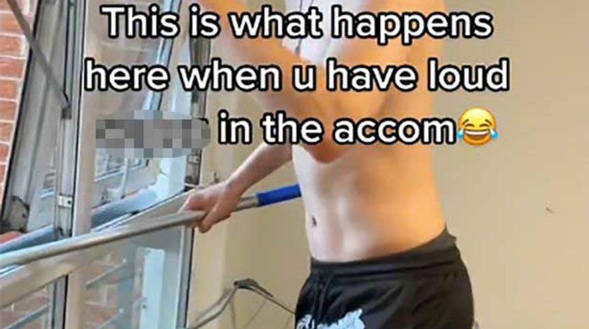 Komşularının ilişki sesinden rahatsız oldu! Onları uyarmak için sopayla camlarına vurdu