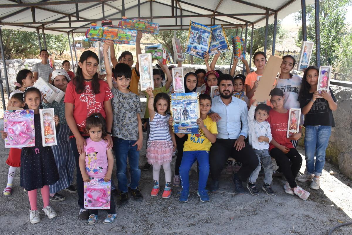 Kars'ta Kur'an &ouml;ğrenen k&ouml;y &ccedil;ocukları hayırseverlerin hediyeleriyle mutluluk yaşadı