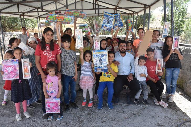 Kars'ta Kur'an öğrenen köy çocukları hayırseverlerin hediyeleriyle mutluluk yaşadı G1