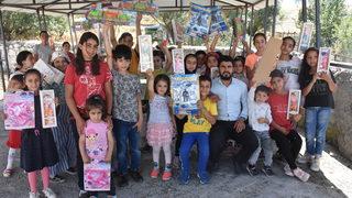 Kars'ta Kur'an öğrenen köy çocukları hayırseverlerin hediyeleriyle mutluluk yaşadı