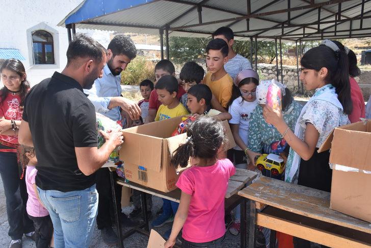 Kars'ta Kur'an öğrenen köy çocukları hayırseverlerin hediyeleriyle mutluluk yaşadı G2