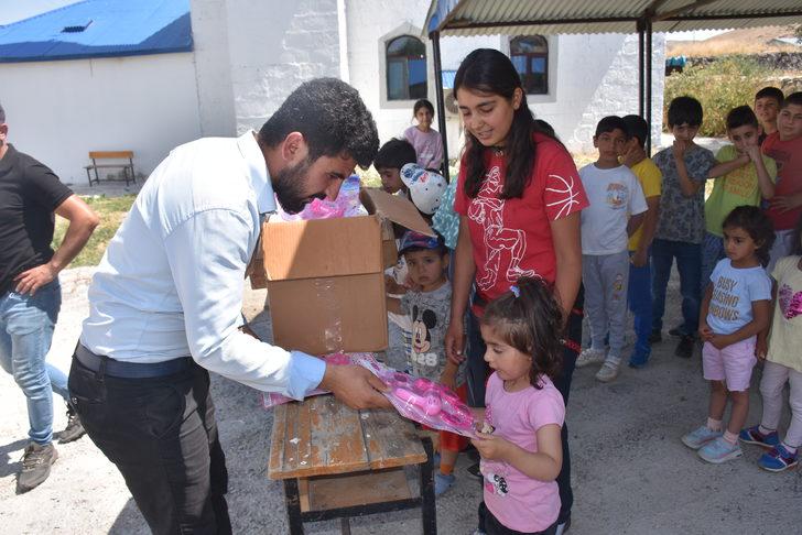 Kars'ta Kur'an öğrenen köy çocukları hayırseverlerin hediyeleriyle mutluluk yaşadı G3