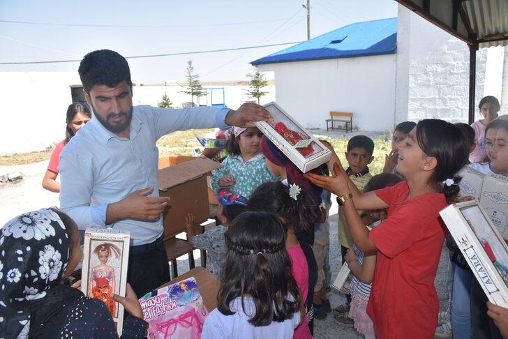 Kars'ta Kur'an öğrenen köy çocukları hayırseverlerin hediyeleriyle mutluluk yaşadı G5