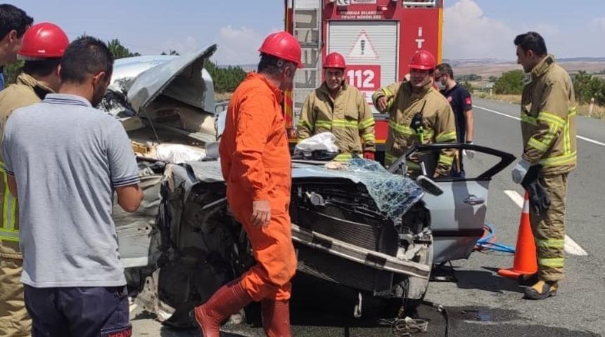 Kırıkkale'de tıra çarpan otomobildeki 2 kişi öldü, 1 kişi yaralandı