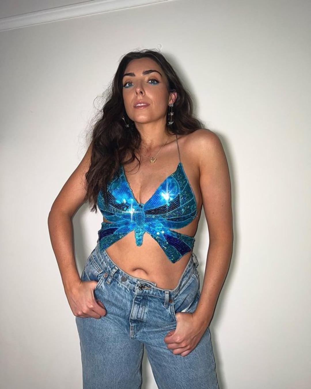 Sosyal medya orucunu fena bozdu! Fenomen isim siyah bikinili otopark paylaşımıyla geri d&ouml;nd&uuml;