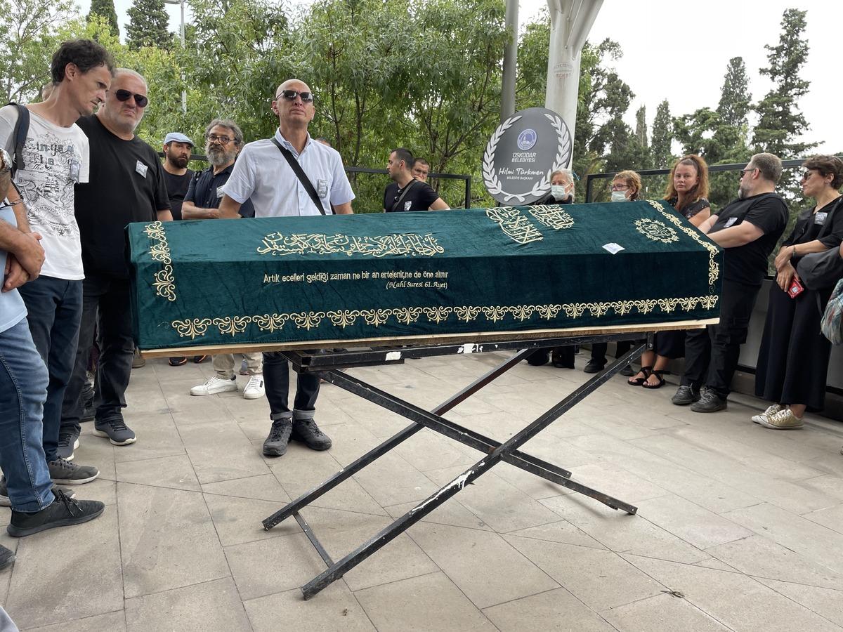 Karag&ouml;z sanat&ccedil;ısı Alpay Ekler son yolculuğuna uğurlandı