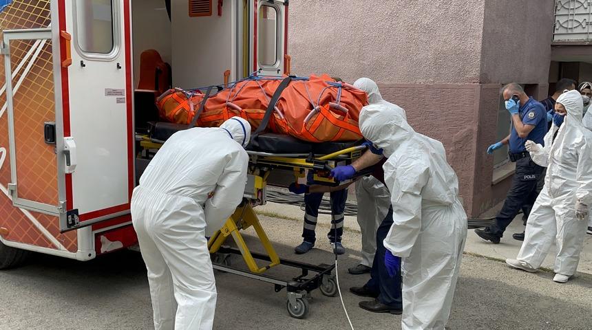 Yaşlı adamın sır ölümü! Battaniyelere, brandalara sarılarak indirildi... Artık çürümeye başlamış