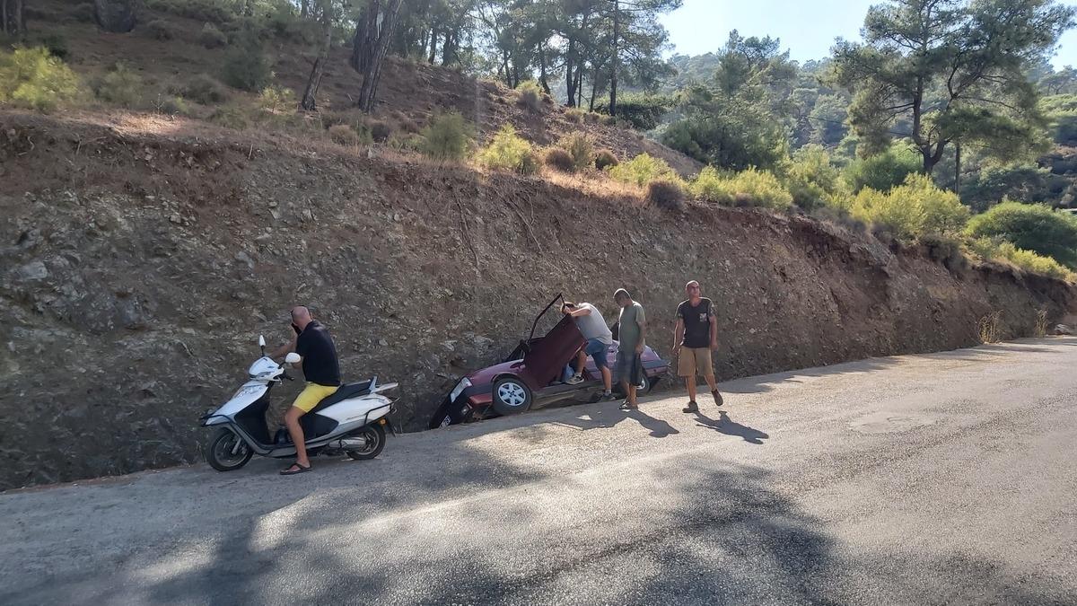 Muğla'da drift yapan otomobilin şarampole devrilmesi sonucu 2 &ccedil;ocuk yaralandı