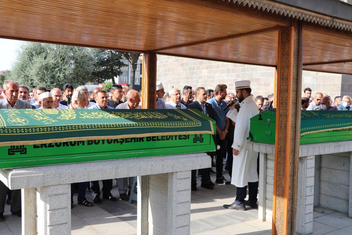 Vefat eden eski milli boks&ouml;r Cazim Vuraler'in cenazesi Erzurum'da toprağa verildi