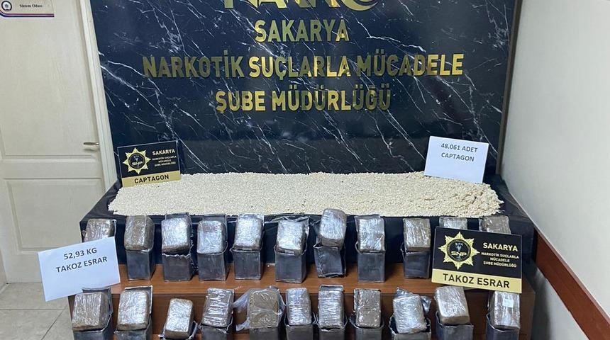 Sakarya'da tır akülerinin içinde 53 kilogram esrar ile 48 bin uyuşturucu hap ele geçirildi