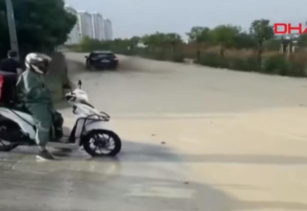 İstanbul'da dolu kabusu! Meteoroloji uyarmıştı, etkisini g&ouml;sterdi: Ara&ccedil;lar yollarda mahsur kaldı