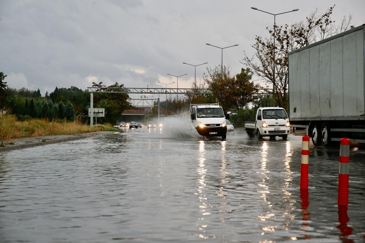 Eskişehir'de sağanak yağış hayatı olumsuz etkiledi
