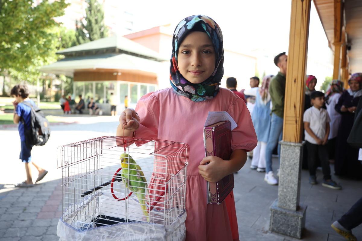 Kahramanmaraş'ta Kur'an-ı Kerim &ouml;ğrenen &ccedil;ocukların hediyesi muhabbet kuşu oldu