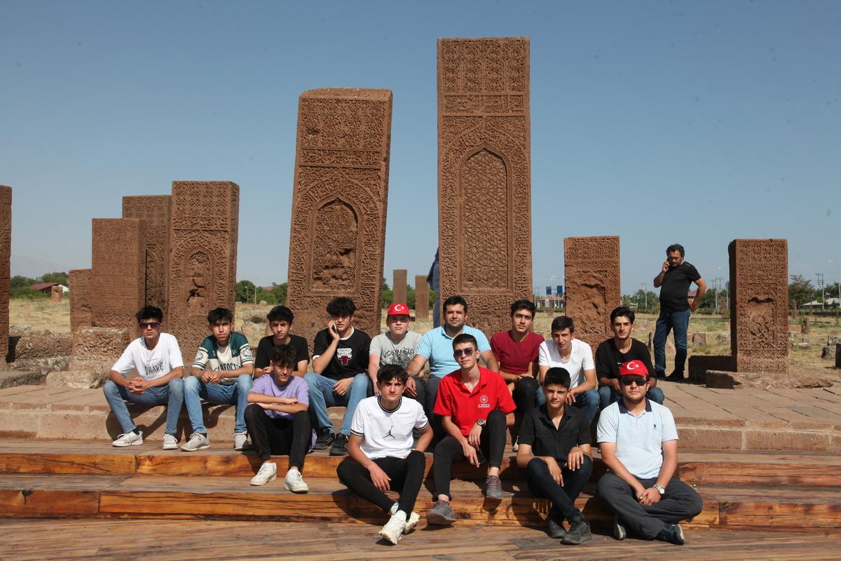 Ahlat Sel&ccedil;uklu Meydan Mezarlığı'nda Malazgirt Zaferi yoğunluğu