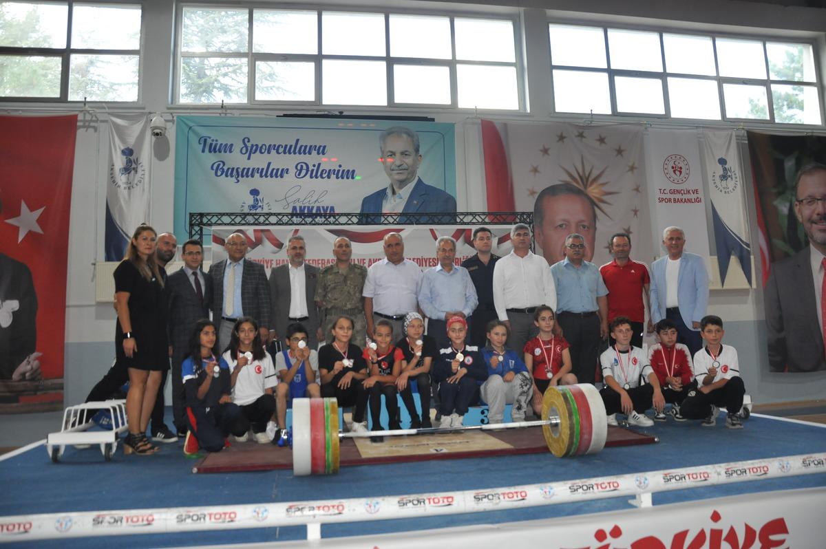 Minikler T&uuml;rkiye Halter Şampiyonası'nın ikinci etabı Konya'da başladı