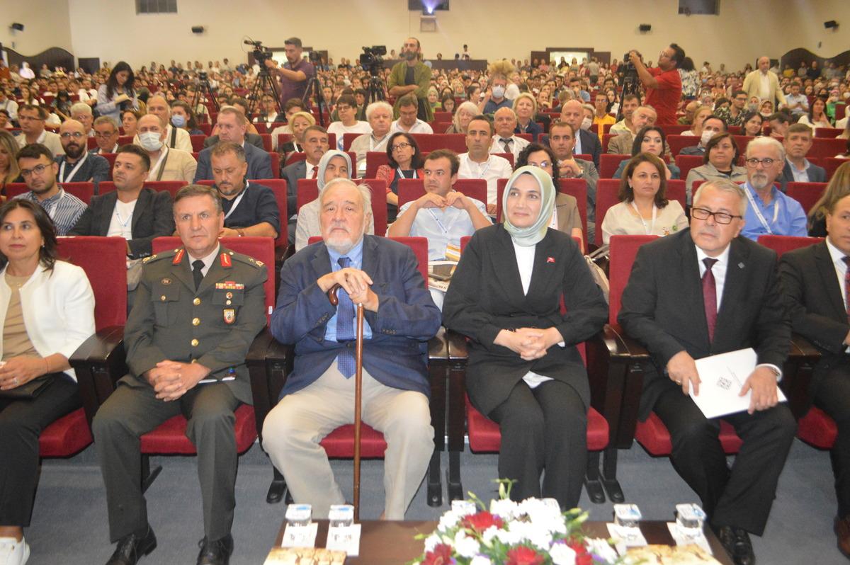 Afyonkarahisar'da "100. Yılda Uluslararası B&uuml;y&uuml;k Taarruz ve Başkomutan Meydan Muharebesi Sempozyumu" başladı