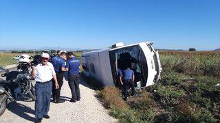 Adana'da işçi servisinin devrildiği kazada 1'i ağır 7 kişi yaralandı