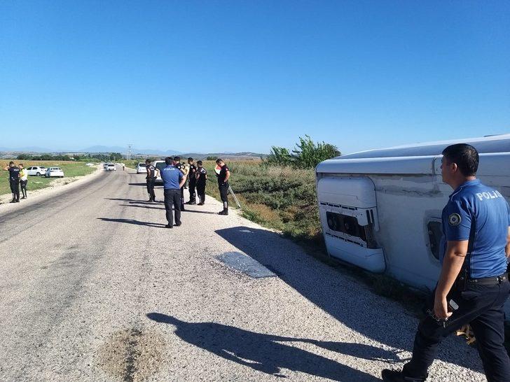 Adana'da işçi servisinin devrildiği kazada 1'i ağır 7 kişi yaralandı G3