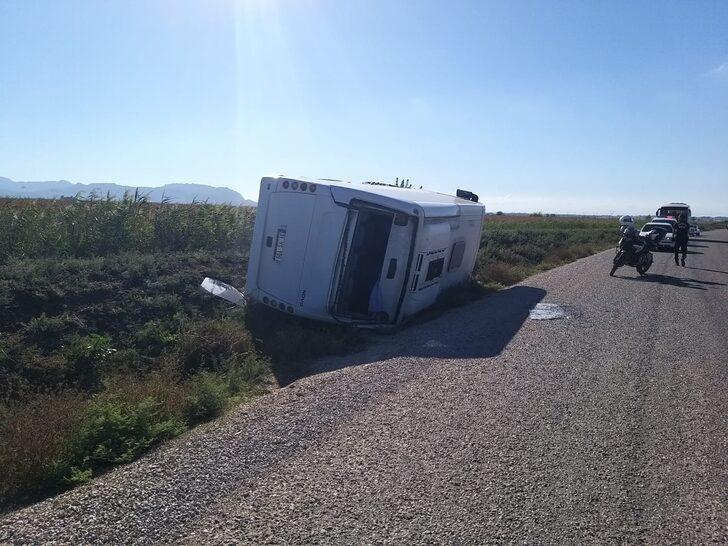 Adana'da işçi servisinin devrildiği kazada 1'i ağır 7 kişi yaralandı G4