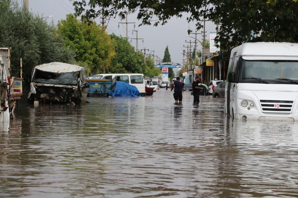 Manisa'da sağanak su baskınlarına yol a&ccedil;tı