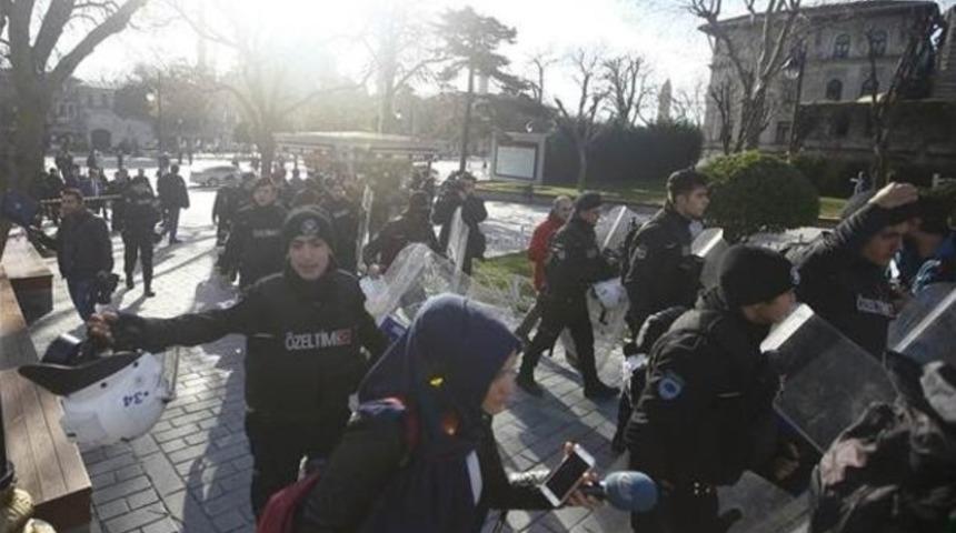 Sultanahmet Meydanı ve &ccedil;evresi boşaltıldı