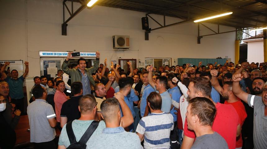 Eskişehir'de, büyükşehir belediyesinde çalışan işçiler, toplu iş sözleşme sürecini protesto etti