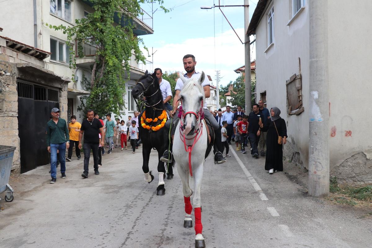 Isparta'da "Domates ve Karanfil Festivali" başladı
