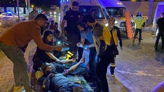 Düzensiz göçmenleri taşıyan minibüs ile hafif ticari araç çarpıştı, 1 kişi öldü, 14 kişi yaralandı