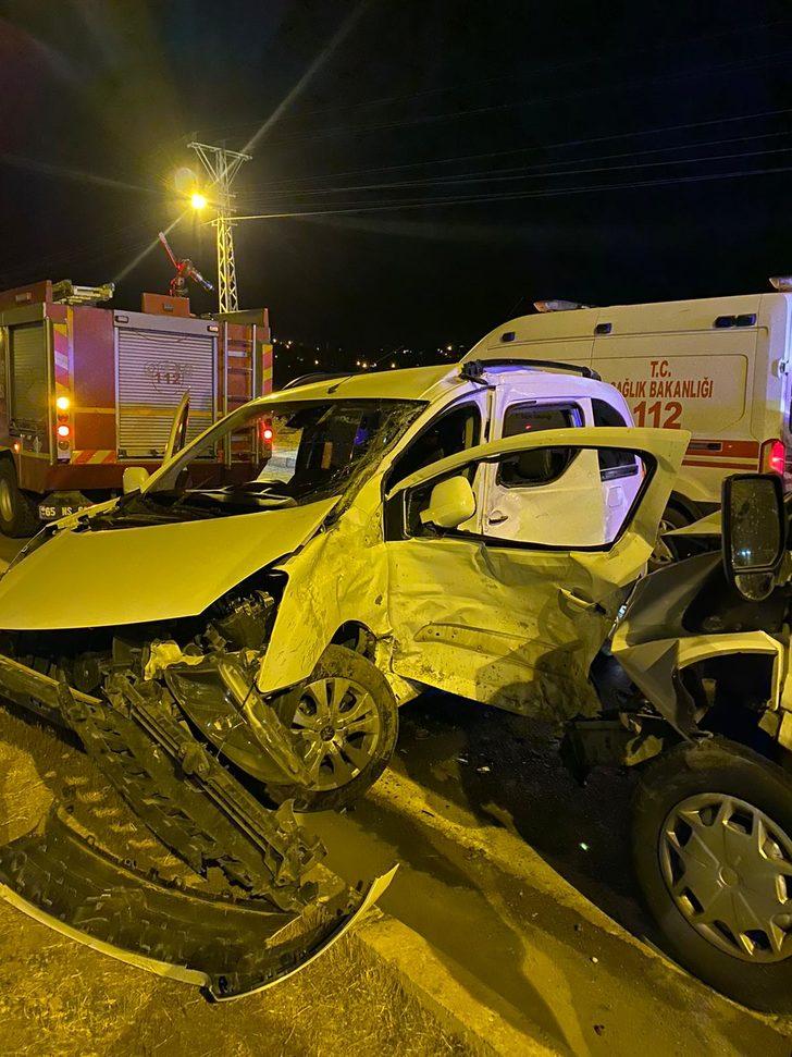 Düzensiz göçmenleri taşıyan minibüs ile hafif ticari araç çarpıştı, 1 kişi öldü, 14 kişi yaralandı G2